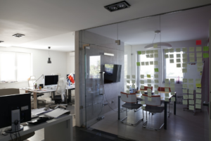 black and gray flat screen computer monitor and dining room — Foto por MEDIA PROFILE na Unsplash