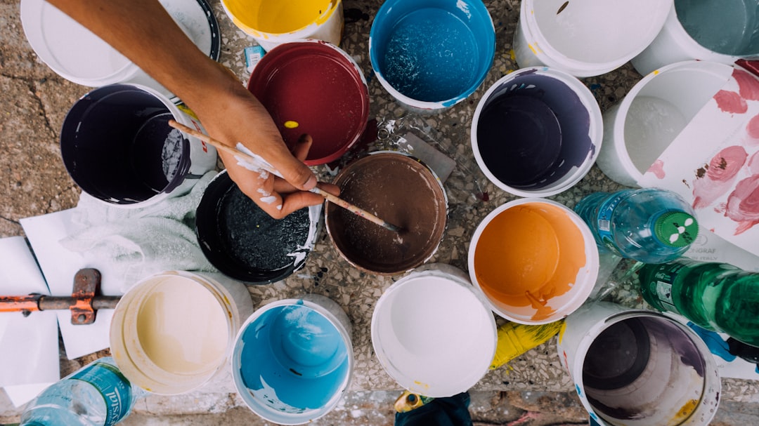 assorted-color paints — Foto por russn_fckr na Unsplash