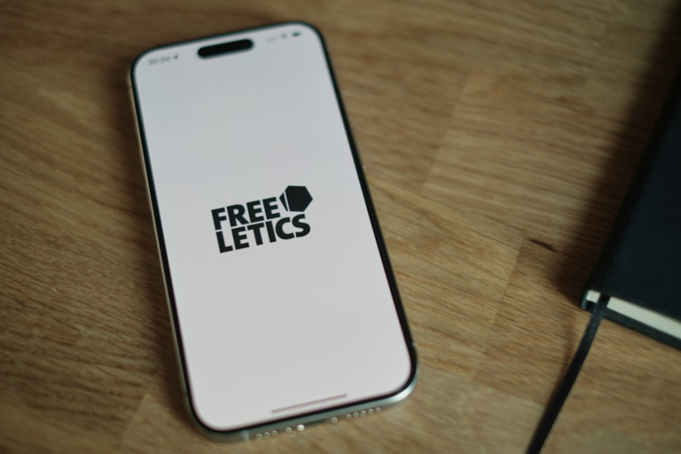 A cell phone sitting on top of a wooden table — Foto por appshunter.io na Unsplash