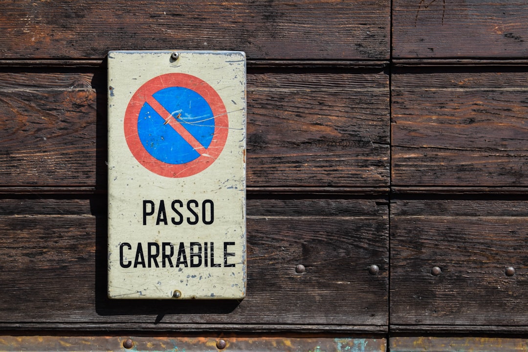 no smoking no smoking sign — Foto por Johannes Weißmüller na Unsplash