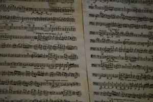 Old sheet music with intricate notes and markings. — Foto por Paul na Unsplash