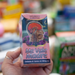 a hand holding a carton of me vale maddre — Foto por Elibet Valencia Muñoz na Unsplash