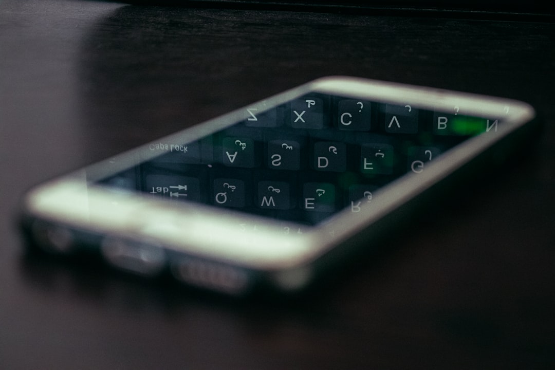 a close up of a cell phone on a table — Foto por Mohammad Ramezanalizadeh na Unsplash