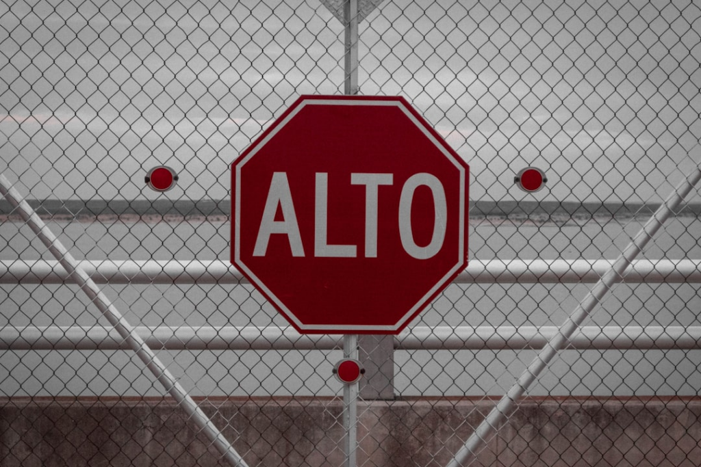 shallow focus photo of stop signage — Foto por Josué AS na Unsplash