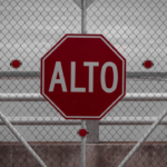shallow focus photo of stop signage — Foto por Josué AS na Unsplash