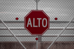 shallow focus photo of stop signage — Foto por Josué AS na Unsplash