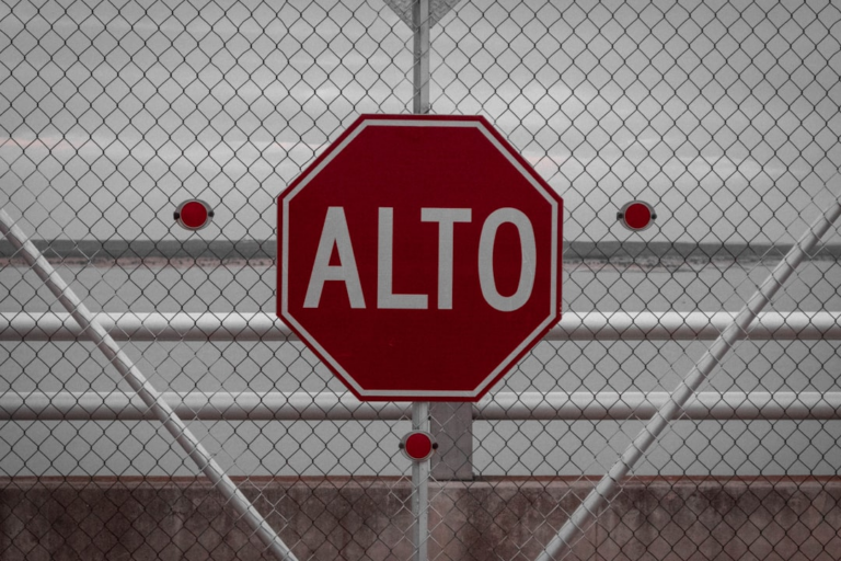 shallow focus photo of stop signage — Foto por Josué AS na Unsplash