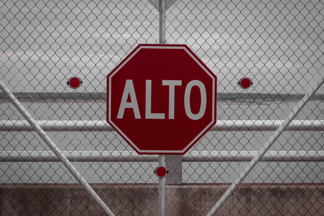 shallow focus photo of stop signage — Foto por Josué AS na Unsplash