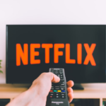 person holding remote pointing at TV — Foto por freestocks na Unsplash