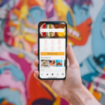 person holding white iphone 5 c — Foto por abillion na Unsplash